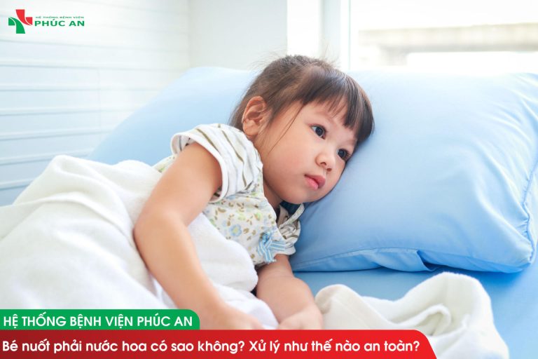Bé nuốt phải nước hoa có sao không? Xử lý như thế nào an toàn?