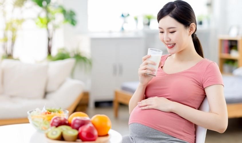 Mang thai tháng đầu có nên uống sữa bầu không? Uống loại nào thì tốt?