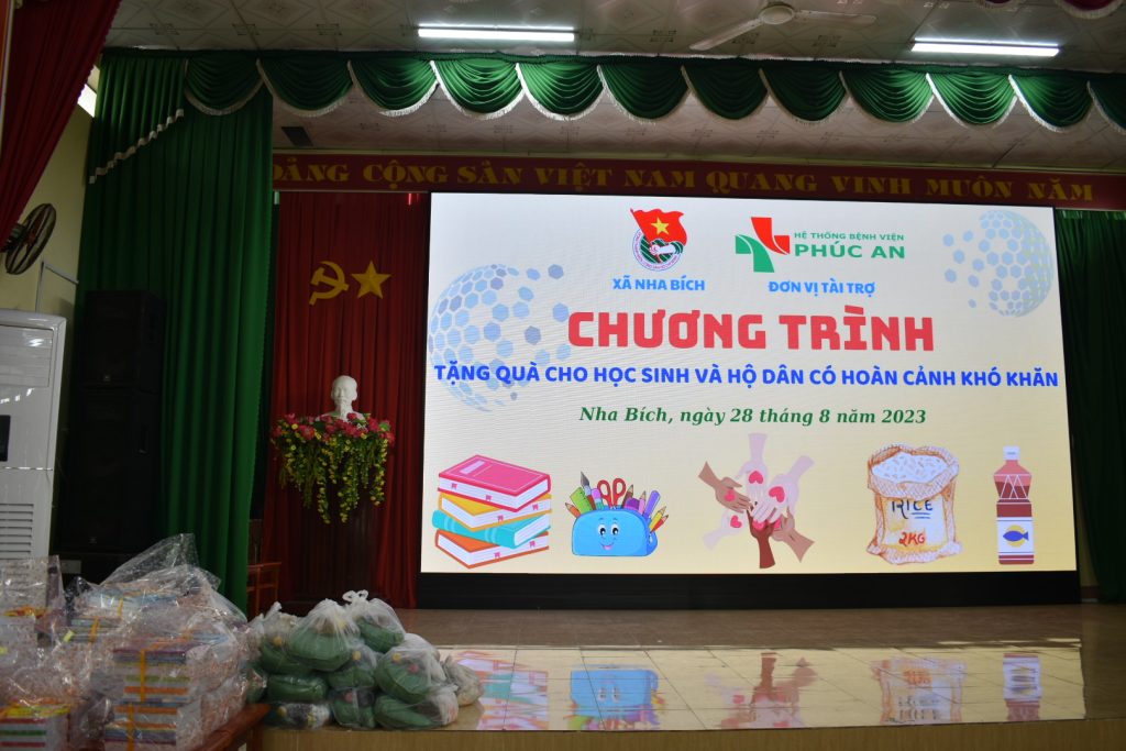 CHƯƠNG TRÌNH TỪ THIỆN TẶNG QUÀ CHO CÁC HỘ GIA ĐÌNH VÀ CÁC EM HỌC SINH CÓ HOÀN CẢNH KHÓ KHĂN