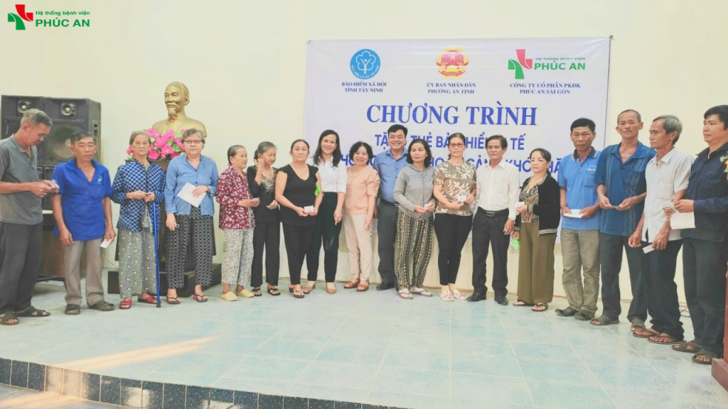 PHÒNG KHÁM ĐA KHOA PHÚC AN SÀI GÒN TRAO TẶNG THẺ BHYT CHO NGƯỜI CÓ HOÀN CẢNH KHÓ KHĂN