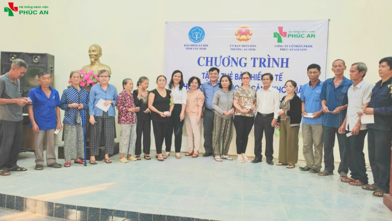 PHÒNG KHÁM ĐA KHOA PHÚC AN SÀI GÒN TRAO TẶNG THẺ BHYT CHO NGƯỜI CÓ HOÀN CẢNH KHÓ KHĂN